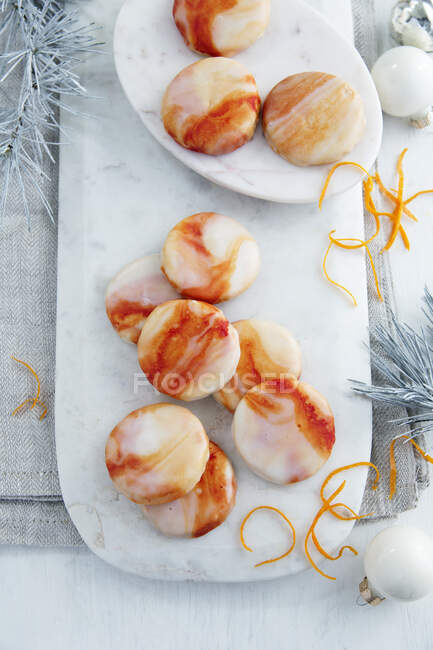 Kekse mit marmorierter Orangenglasur und Orangenschale — Stockfoto