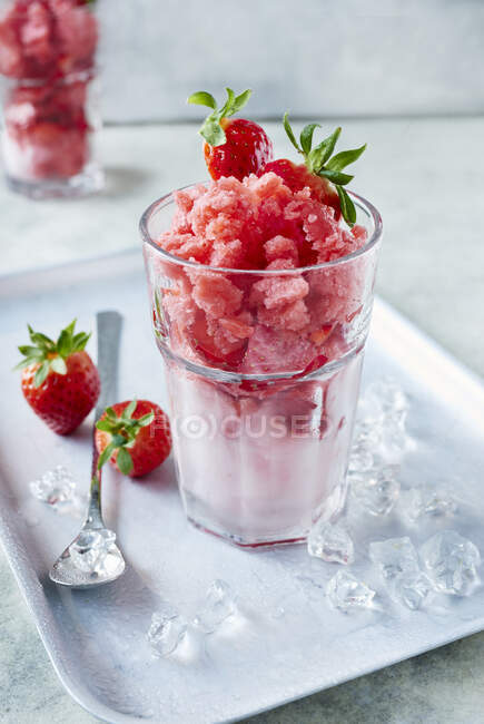 Erdbeergranita im Cocktailglas mit frischen Erdbeeren — Stockfoto