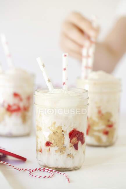 Enfant mettant des pailles dans des milkshakes de gelée de beurre d'arachide — Photo de stock