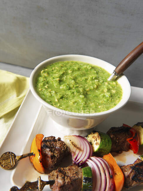 Green tomato and avocado salsa, skewer with meat and vegetables — Stock Photo