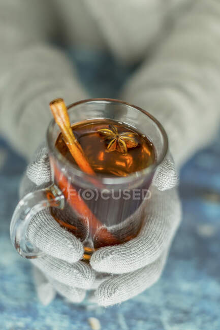 Une femme tenant un verre de punch chaud — Photo de stock