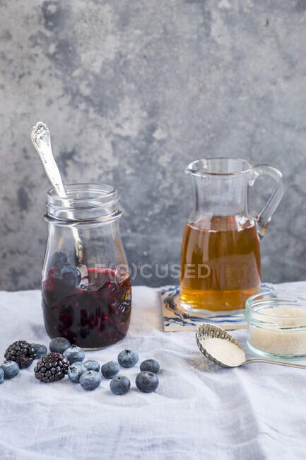 Blackberry and blueberry vinegar and kombucha — Stock Photo