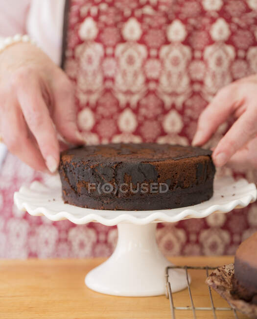 Декорація і закінчення дияволів харчовий торт — стокове фото