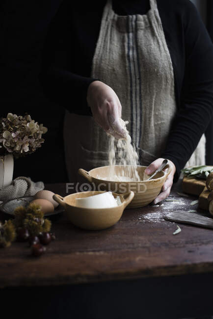 Chef with mushroom filling a bowl with fresh vegetables — Stock Photo
