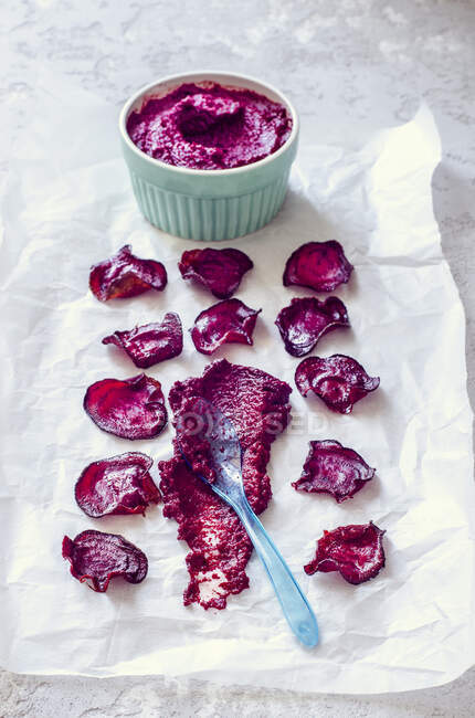Beetroot hummus and beet chips — Stock Photo