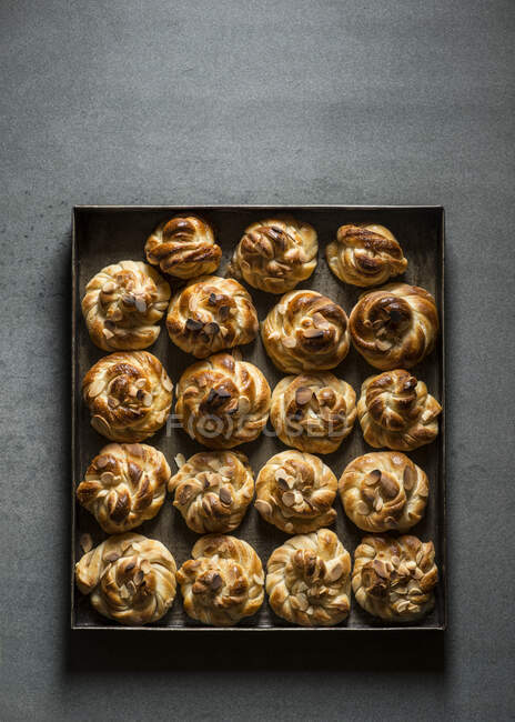 Cardamom Buns in metal tray on grey background — Stock Photo