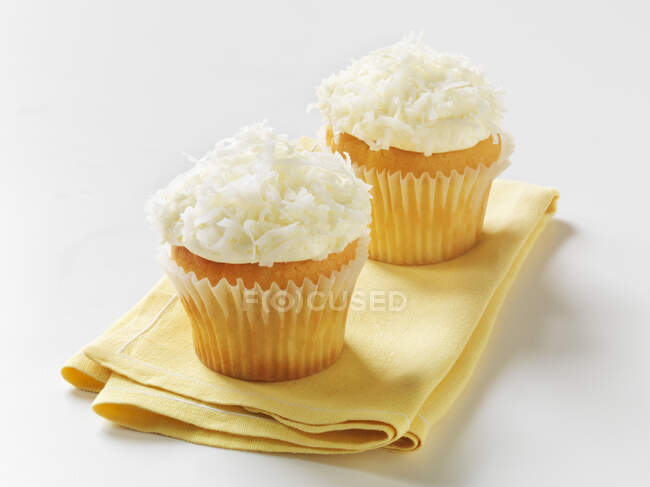 Cupcakes com sabor limão com flocos de coco — Fotografia de Stock