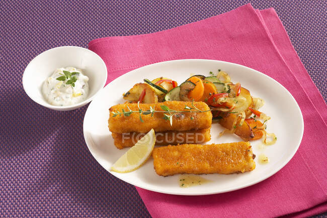 Fish fingers with vegetables, fried potatoes and paprika dip — Stock Photo