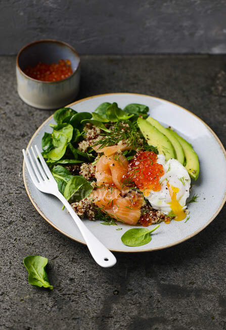 Salade de quinoa aux épinards, avocat, saumon et caviar — Photo de stock