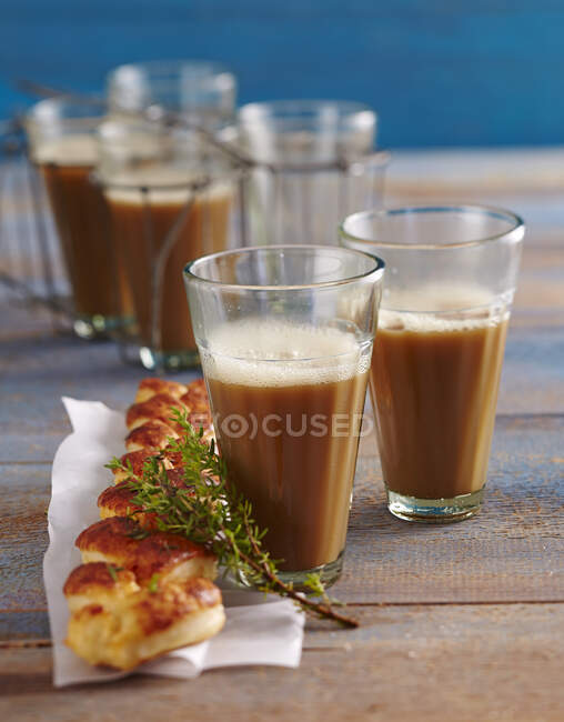 Hot drinks with a puff pastry plait and thyme - foto de stock