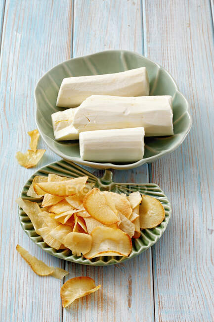 Patatine al maniok e radici fresche di manioca — Foto stock