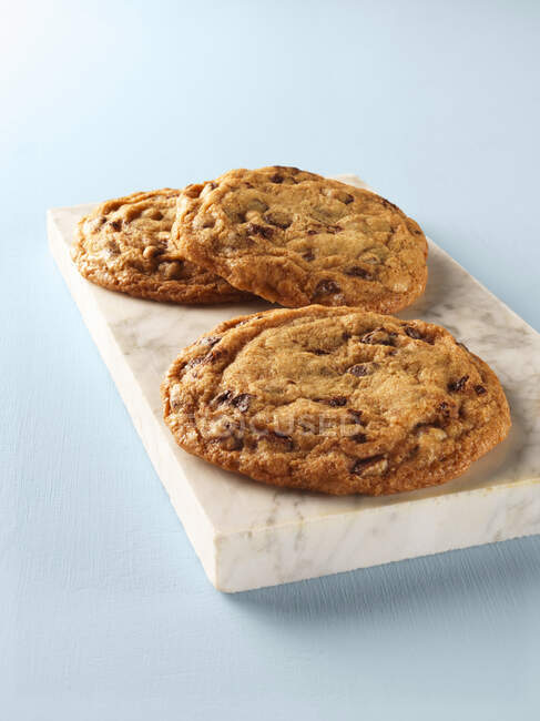 Chocolate chip cookies on marble board — Stock Photo