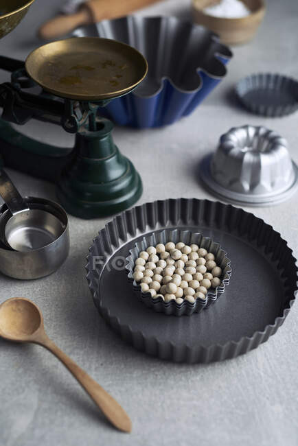 Baking equipment and tins on a table — Stock Photo
