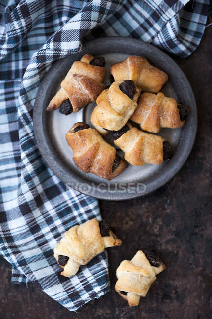 Cornulete cu magiun croissants con confettura di prugne, Romania — Foto stock