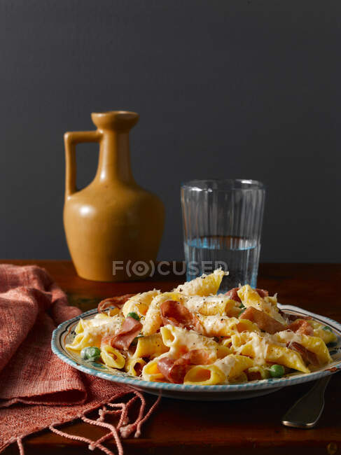 Close-up shot of delicious Pasta with prosciutto and cheese — Stock Photo