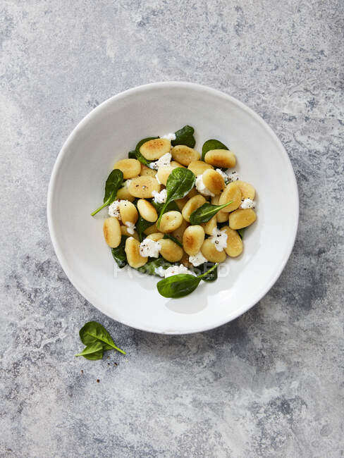 Gnocchi con espinacas, ricotta y aceite de oliva - foto de stock