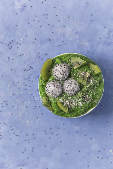Bol à smoothie vert avec kiwi et pitaya — Photo de stock