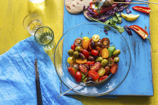A tomato salad with olives and basil — Stock Photo