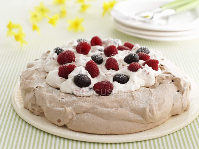 Pavlova pie with chocolate eggs and raspberries for Easter — Stock Photo