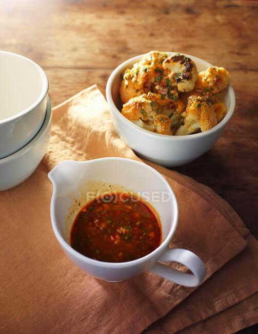 Cavolfiore con paprica affumicata servito con salsa — Foto stock