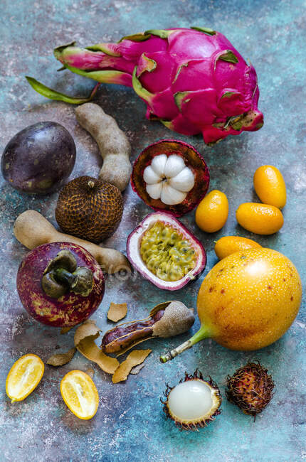 Many beautifull exotic fruits — Stock Photo