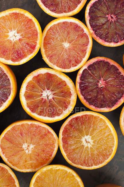 Naranjas sangrientas cortadas a la mitad - foto de stock