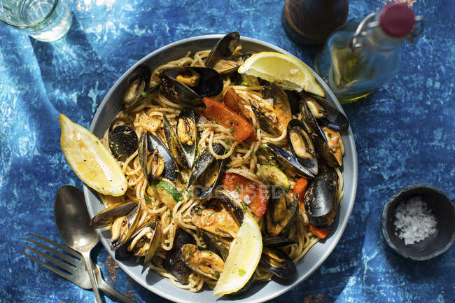 Spaghetti with mussels, zucchini and tomatoes — Stock Photo