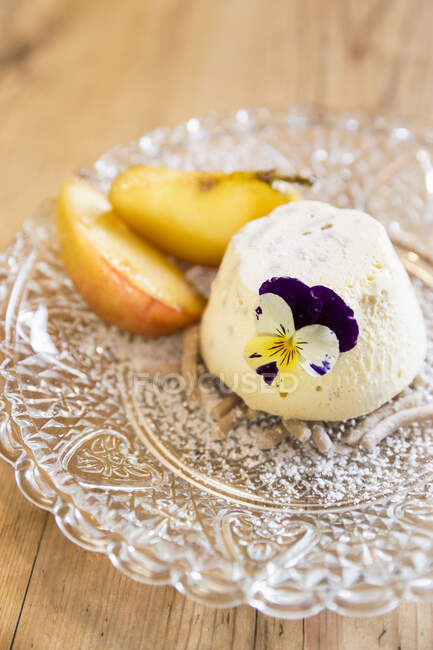 Gros plan de délicieux pudding Quark sur châtaignier pur — Photo de stock