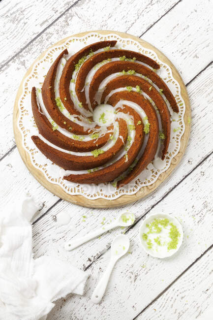 Overhead-Zucchini-Limetten-Bundt-Kuchen mit Sahnehäubchen-Limettenschale — Stockfoto