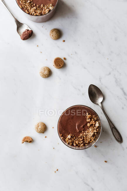 Chocolate mousse with amaretti — Stock Photo