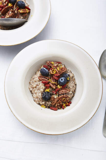 Buckwheat porridge with pecans, blueberries and nuts — Stock Photo
