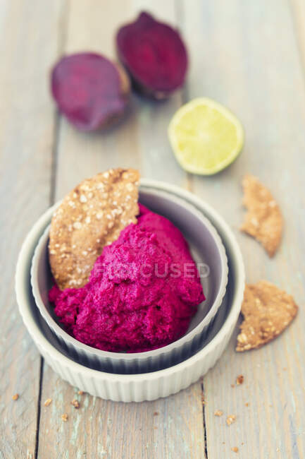 Beetroot hummus with lime served with crispbread — Stock Photo