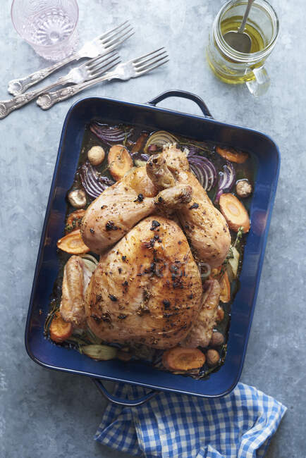 Roasted chicken seen from overhead — Stock Photo