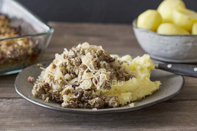 Эльзаская выпечка из квашеной капусты, бекона и фарша с картофельным пюре — стоковое фото