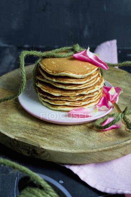 Classic pancakes with rose petals — Stock Photo