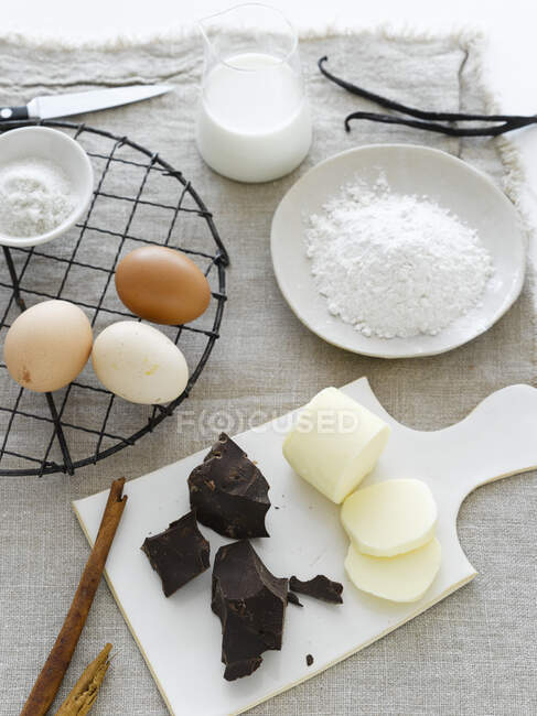 Gâteau au chocolat fait maison avec lait et oeufs — Photo de stock