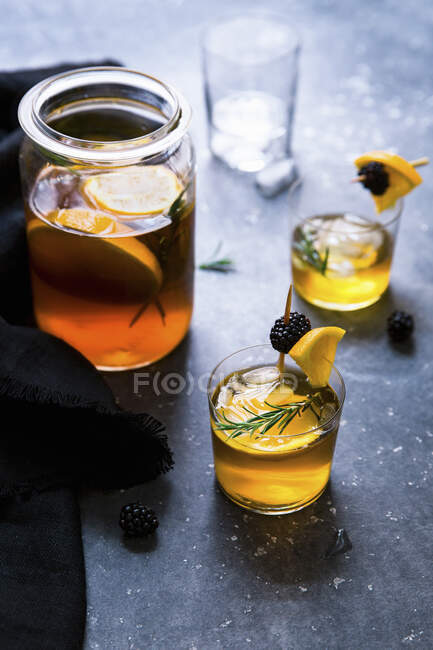 Close-up shot of delicious Iced tea with oranges, blackberries and rosemary — Stock Photo