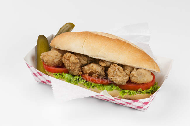 Крупним планом знімок смачного бутерброда в картонному лотку — стокове фото