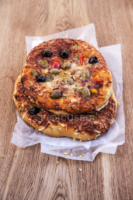 Primer plano de deliciosas pizzas con aceitunas - foto de stock