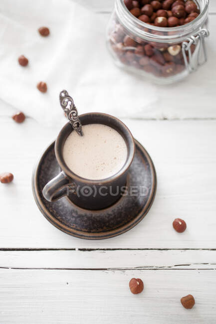 Primer plano de delicioso chocolate caliente avellana - foto de stock