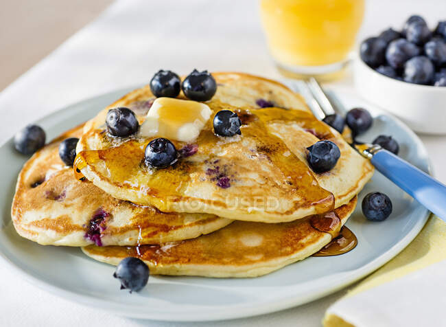 Pancakes with blueberries, butter and syrup — Stock Photo