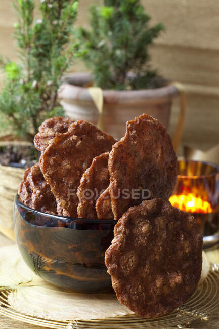 Biscuits aux amandes croquants dans un bol sur une grille de refroidissement — Photo de stock