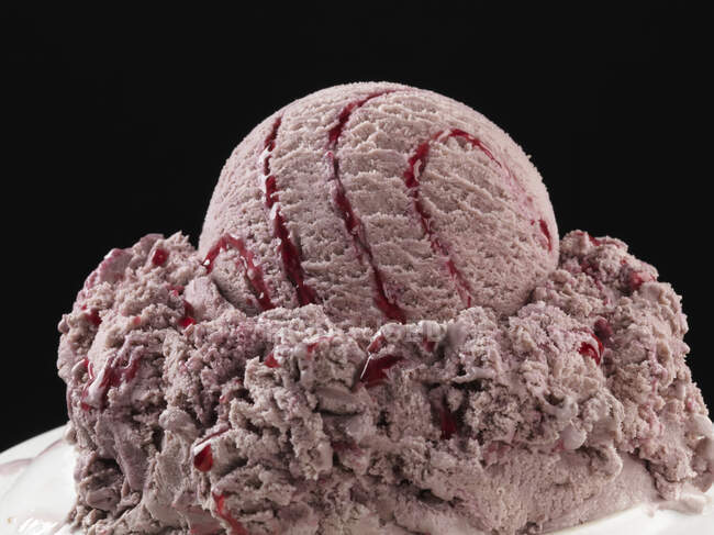 Raspberry ice cream with raspberry sauce — Stock Photo