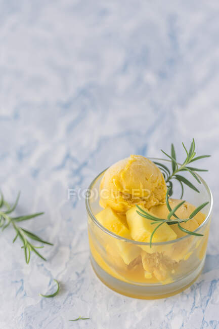 Zitronensaft in einem Glas auf einem hölzernen Hintergrund. Selektiver Fokus. — Stockfoto