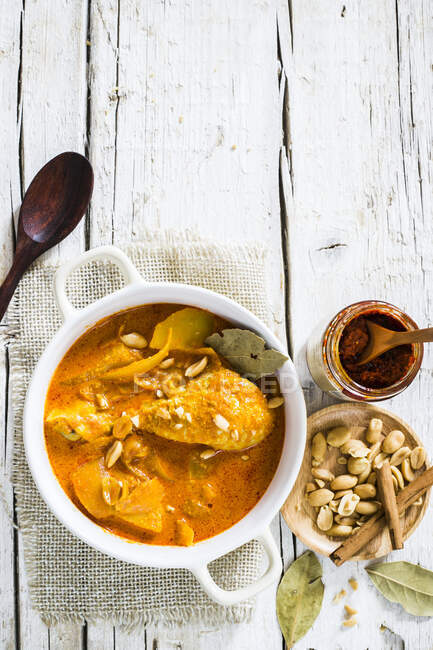 Curry de pollo tailandés con cacahuetes - foto de stock