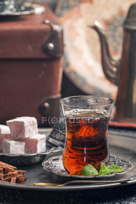 Tè turco in tazza di vetro tradizionale con delizia turca — Foto stock