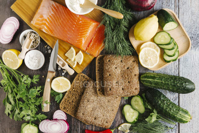 Ingredientes para sándwiches con salmón - foto de stock