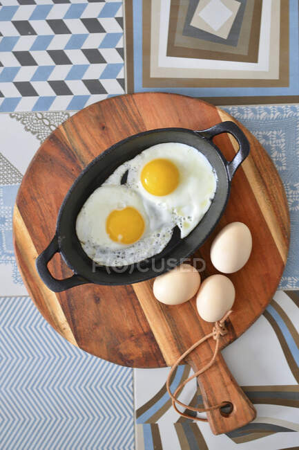 Смажені яйця на сковороді — стокове фото