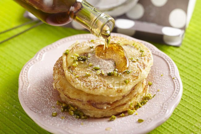 Banana pancakes with maple syrup — Stock Photo