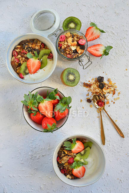 Muesli con yogur, fresas y kiwi - foto de stock